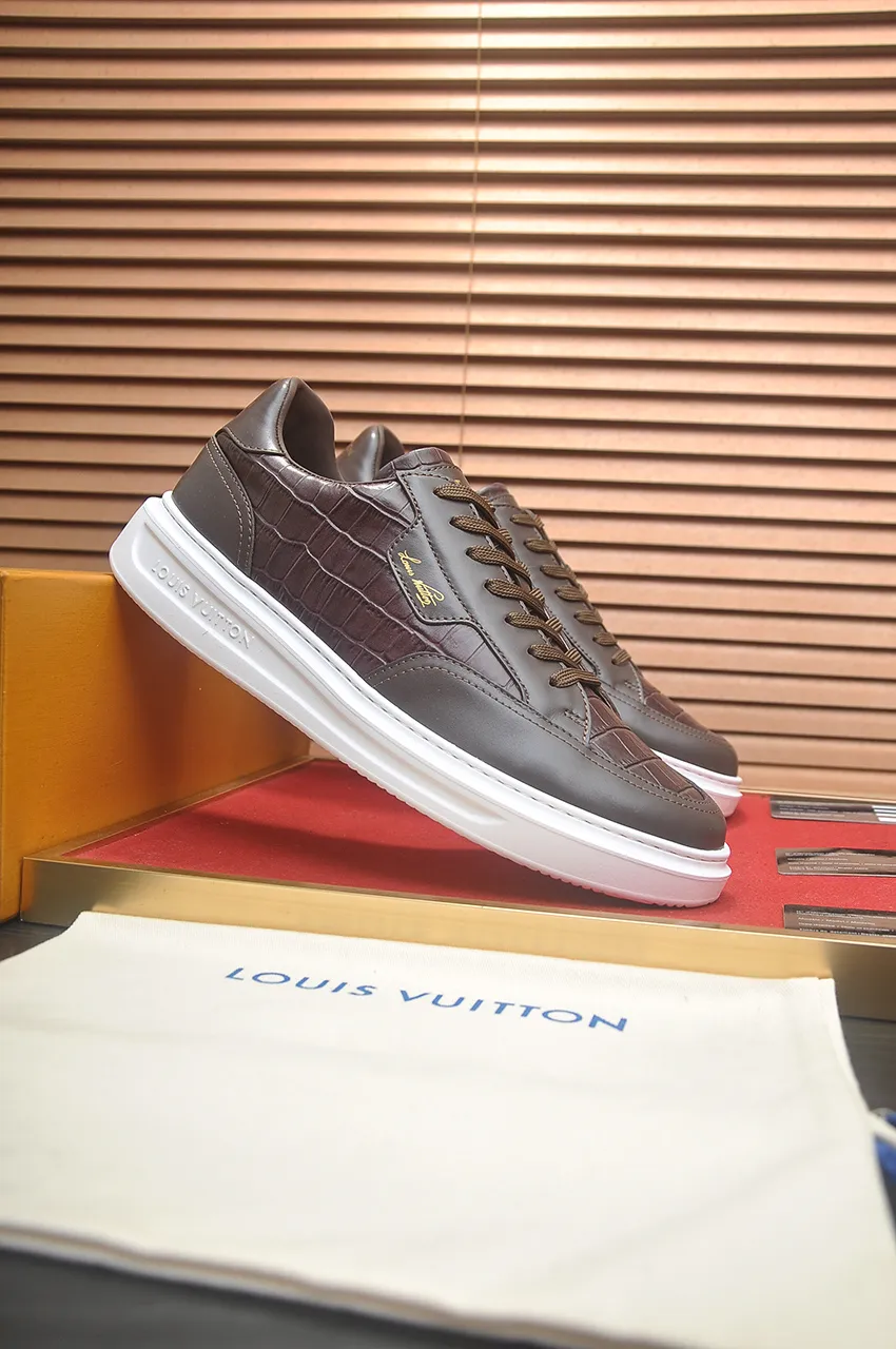 Men's men's shoes 💰640💶Original development, quality shipping, welcome to compare - LV sneaker series sports shoes introduce the loose silhouette of the ready-to-wear series into the spring and summer men's wear shows and make an eye-catching appearance. The cow leather upper is combined with rough fabric laces, and colorful beading highlights the brand's classic elements. LV letters mark the tongue and Monogram floral outsole. Mixed materials Made of top-grain cowhide, thick shoelace design, large Monogram print on the side, mesh lining and cotton feet, the comfort is as extreme as ever, premium heritage, quality first, worth owning! Size: Men’s 38-45 (45 is custom-made and cannot be returned or exchanged)